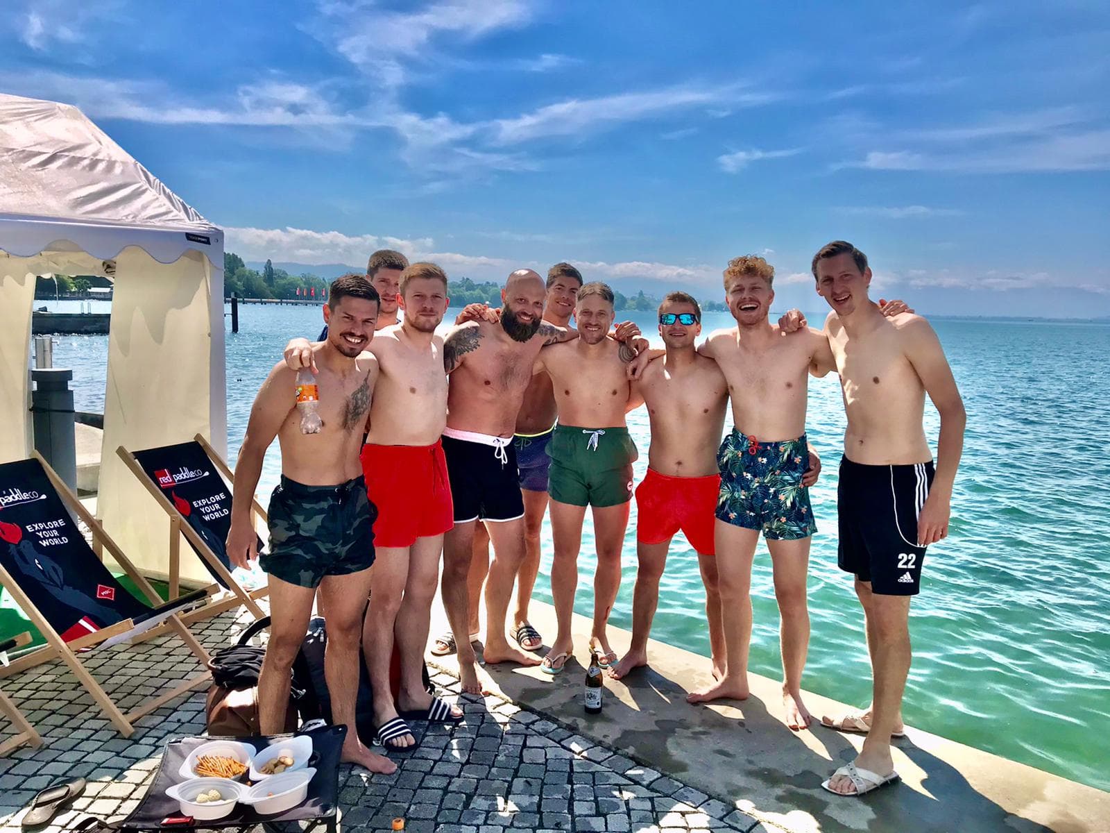 Gruppe von Freunden am See